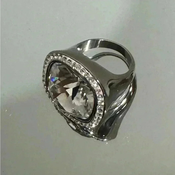 🇨🇦🆕 5th Avenue 
Women’s Rhodium Ring - Picture 5 of 15